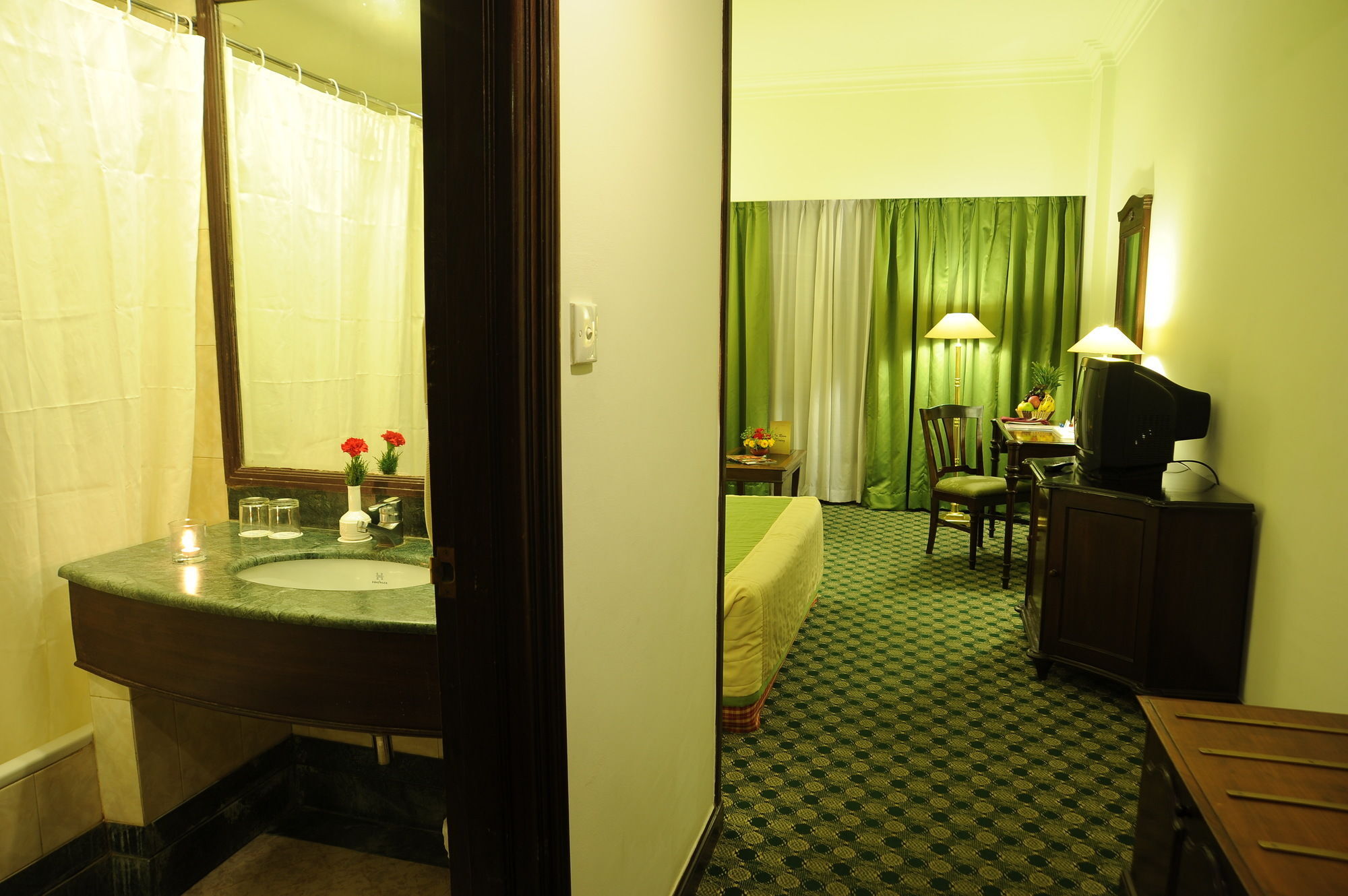 Grand Hotel Kathmandu Exterior foto